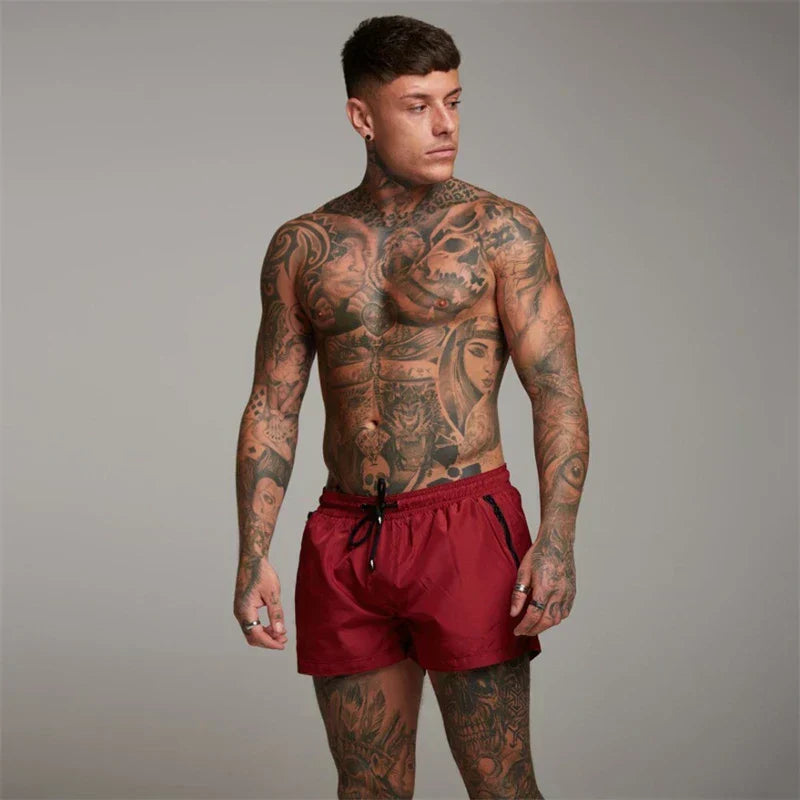 Herren Badeshorts rot mit Reißverschlusstaschen, schnelltrocknend für Strand & Pool.