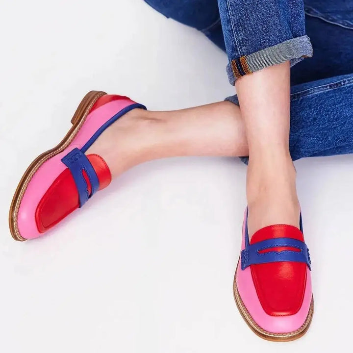 Stilvolle Damenslipper mit runder Zehe und niedrigem Absatz. Bequeme Loafer im britischen Stil, perfekt für den Alltag.