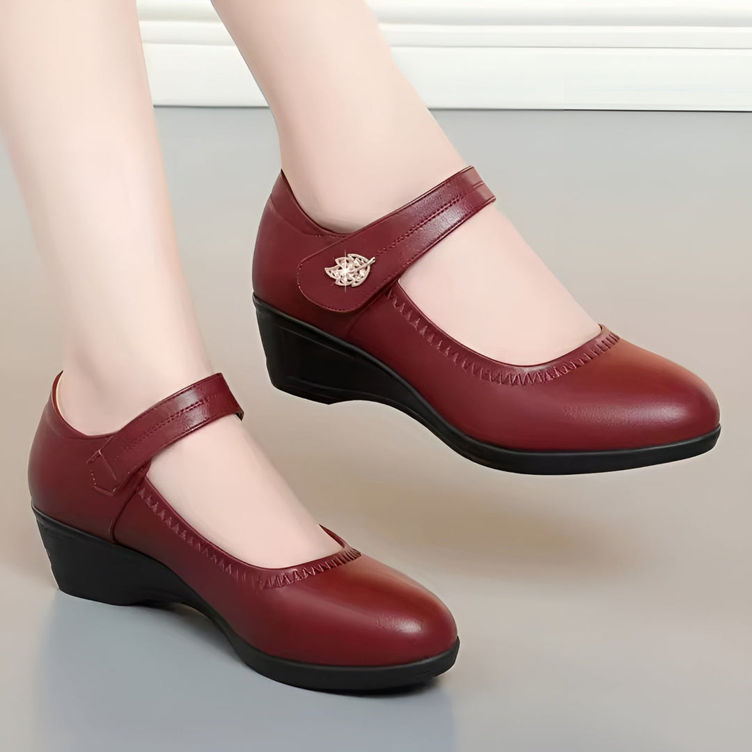 Hochwertige Damen Keilabsatzschuhe. Diese Businessschuhe mit Riemen sind elegant, bequem und rutschfest.