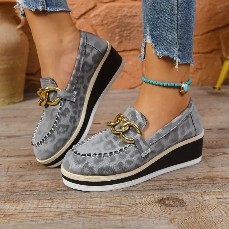 Detailansicht des Leopardenmusters auf dem orthopädisch gepolsterten Damen Loafer mit Keilabsatz.