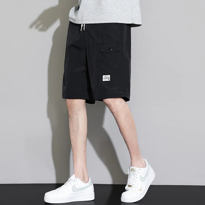 Atmungsaktive Herrenhose mit Kordelzug, lang & locker, super für warme Sommertage.