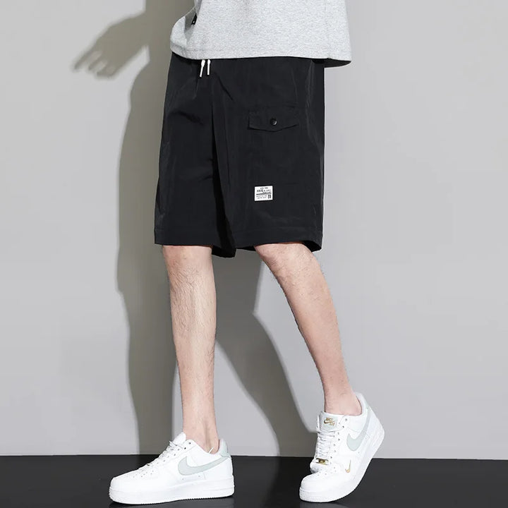 Atmungsaktive Herrenhose mit Kordelzug, lang & locker, super für warme Sommertage.