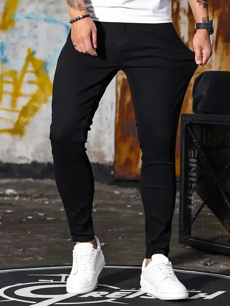 Nahaufnahme der hochwertigen blauen Stretch Denim Herren Jeans mit klassischem 5-Pocket-Design und Slim Fit Schnitt.