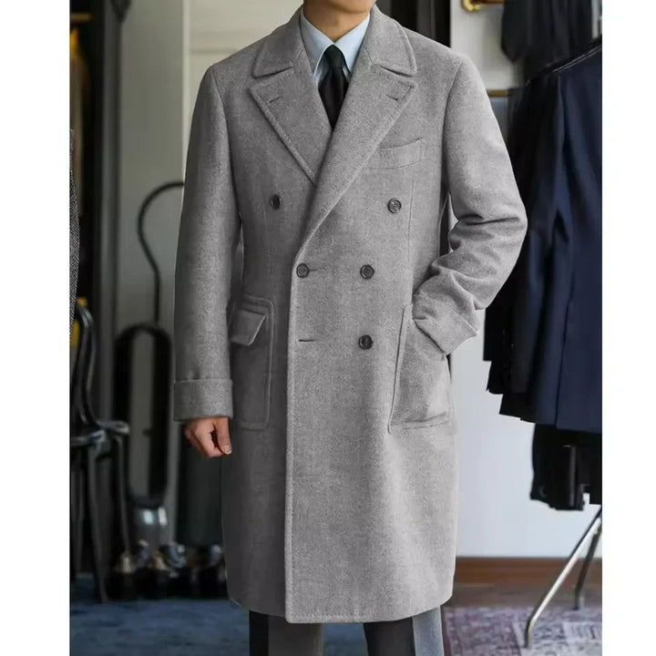 Moderner Herrenmantel mit Stehkragen & vielseitigen Taschen für Outdoor, Business & Freizeit.