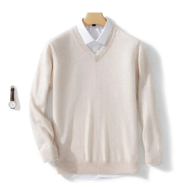 Moderner Herren V-Pullover, vielseitig kombinierbar. Perfekt für Herbstmode, Business-Casual oder Freizeit-Looks.