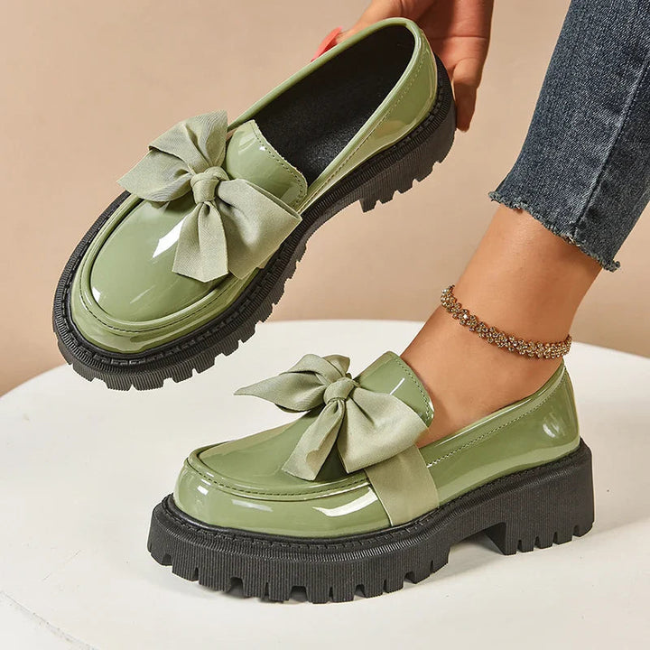 Schwarze Damen Plateau Schuhe mit zarter Schmetterlingsschleife, modisch und bequem für Alltag.