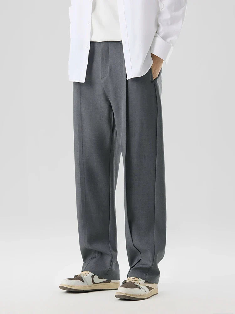 Moderne Herren Bundfaltenhose mit geradem Bein und Elastikbund, stilvoll & bequem.