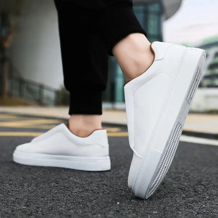Leichte Herren Sneaker (Schwarz): minimalistisch, atmungsaktiv & komfortabel. Modische Alltagsschuhe mit schlanker Passform.