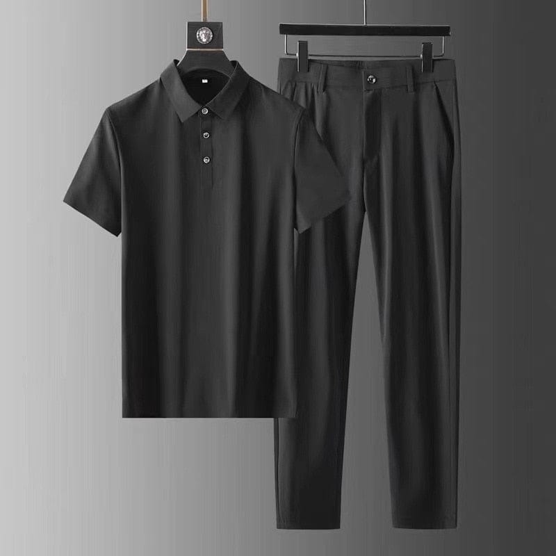 Elegantes Herren Sommer-Lounge-Set mit Kurzarmhemd und Faltenhose. Ideal für entspannte Freizeit und Urlaub.