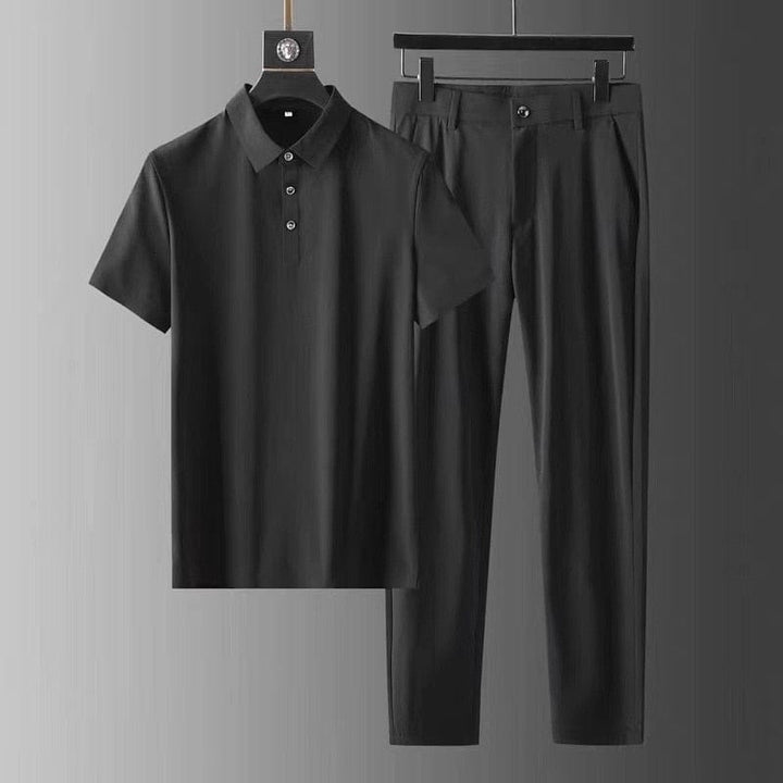 Elegantes Herren Sommer-Lounge-Set mit Kurzarmhemd und Faltenhose. Ideal für entspannte Freizeit und Urlaub.