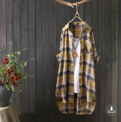 Vielseitige karierte Damenjacke, offen getragen, ideal für einen entspannten Frühlings-Look.