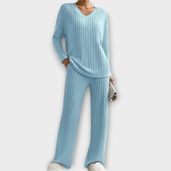 Damen Zweiteiler Lounge Set, getragen von einem Model, zeigt den bequemen Schnitt und V-Ausschnitt.