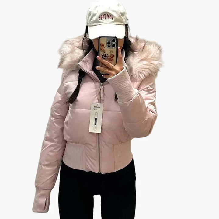 Elegante Damenjacke für den Winter, gesteppt mit abnehmbarem Kunstfellkragen an der Kapuze.