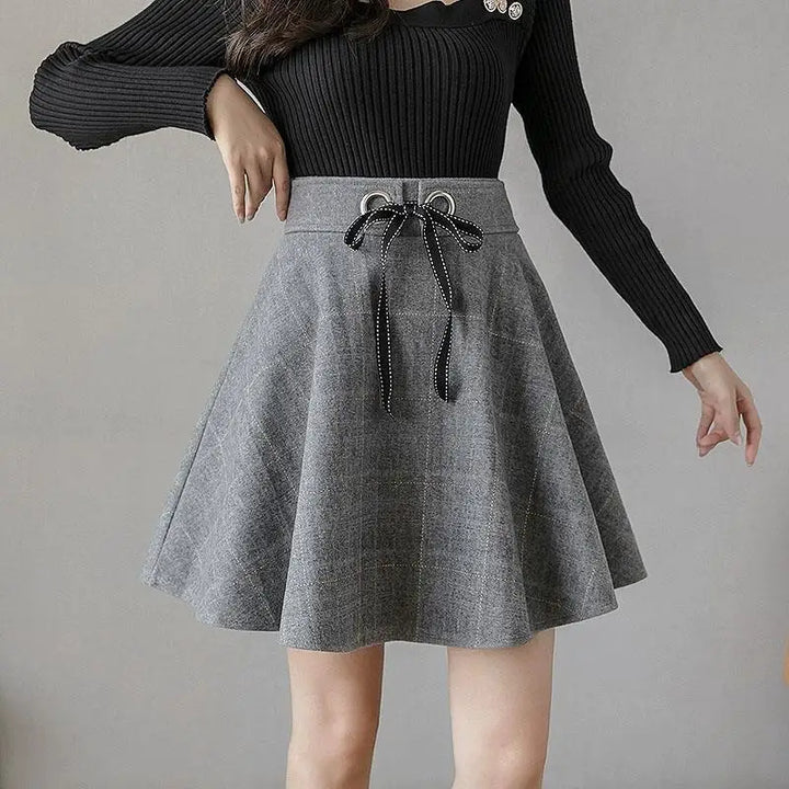 Grau-schwarzer Damen High-Waist Karorock, kurzer Minirock mit elastischem Bund. Vielseitiger Mode-Rock.