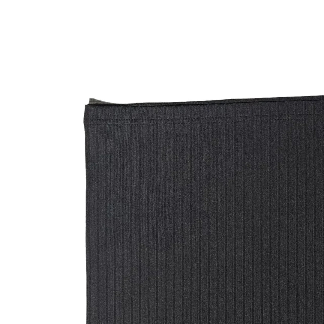 Mann trägt elegantes Herren Henley T-Shirt mit Strukturmuster, kurzarm. Bequemer und modischer Freizeit-Look.
