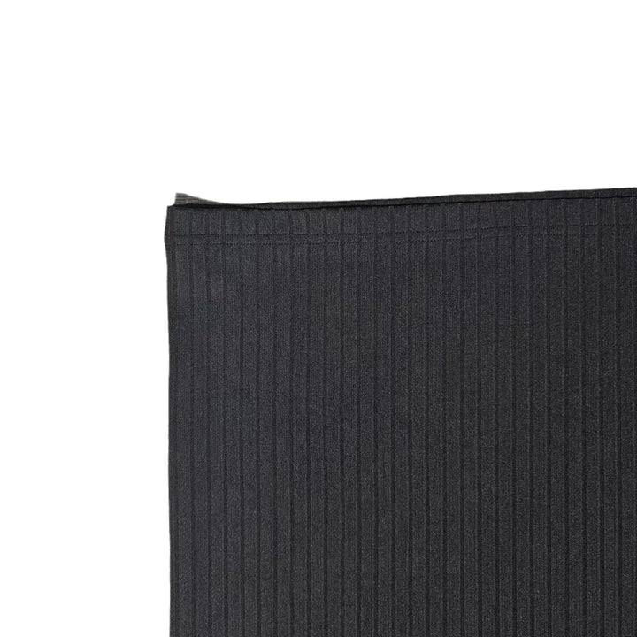 Mann trägt elegantes Herren Henley T-Shirt mit Strukturmuster, kurzarm. Bequemer und modischer Freizeit-Look.