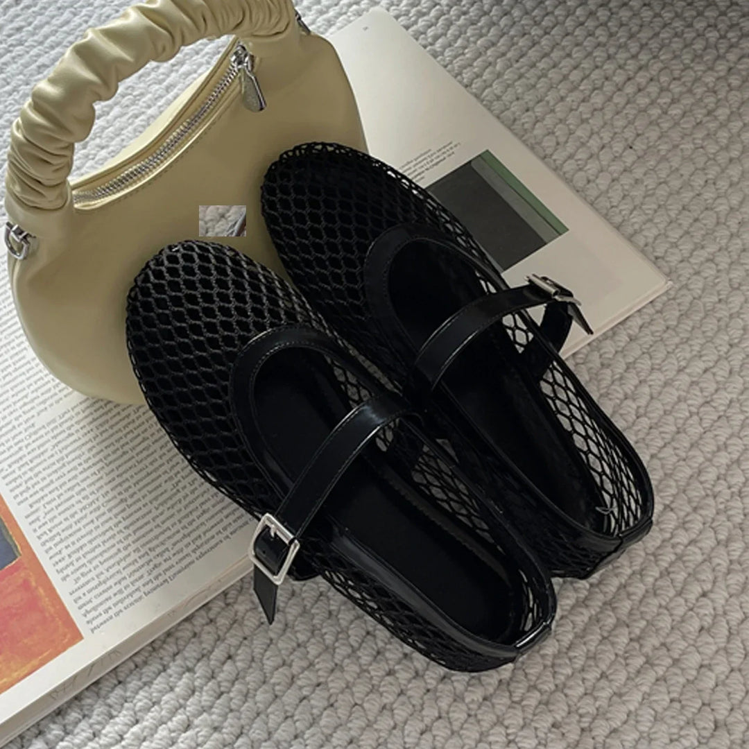 Nahaufnahme von Damen Mesh-Sandalen: runde Zehenkappe, verstellbare Schnalle und robuster Blockabsatz.