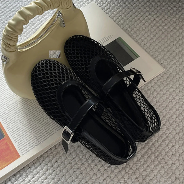 Nahaufnahme von Damen Mesh-Sandalen: runde Zehenkappe, verstellbare Schnalle und robuster Blockabsatz.
