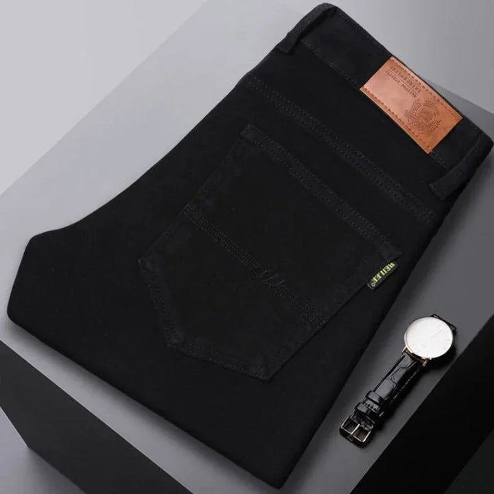 Hochwertige farbige Herrenjeans mit geradem Bein, Stoffdetail für Stil & Komfort.