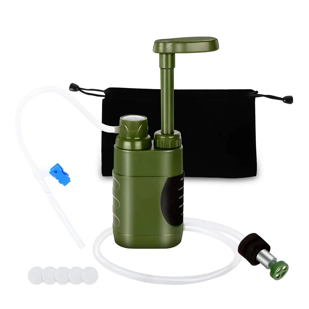 Tragbarer Outdoor-Wasserfilter für sicheres Trinkwasser beim Camping, Wandern und Survival.