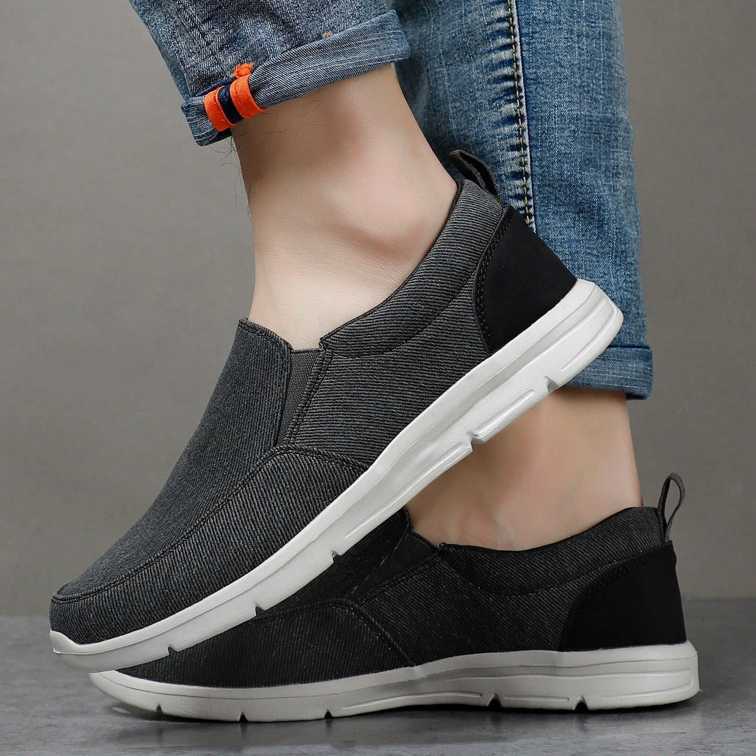 Herren Slip-On Sneaker: leicht, bequem, mit gepolsterter Sohle. Perfekte Freizeitschuhe für Männer.