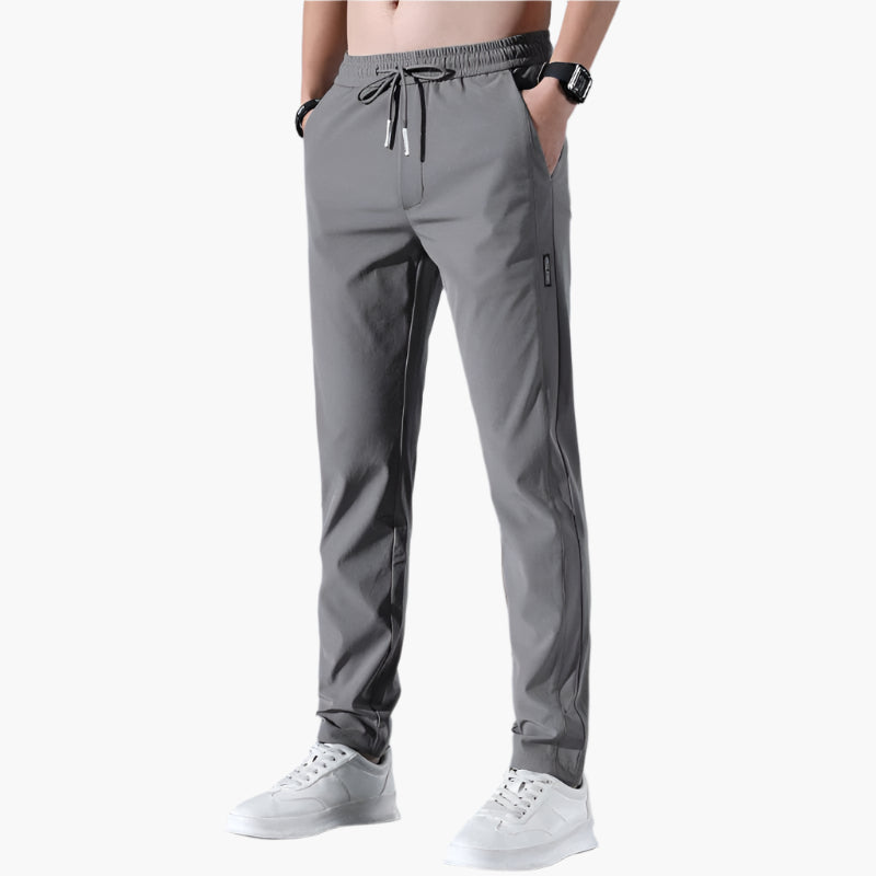 Schwarze Herren Jogginghose, Slim Fit, konisch geschnitten. Ideal für Sport, Freizeit & bequemen Alltagskomfort.