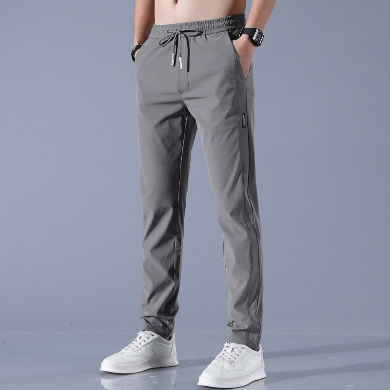 Herren Jogginghose, schlanke Tapered Passform & elastischer Bund. Ideal für Komfort und Stil im Herbstalltag.