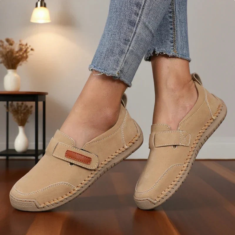 Detailaufnahme: Hochwertige Damen Mokassins mit Klettverschluss und handgenähter Verarbeitung. Komfortabel.