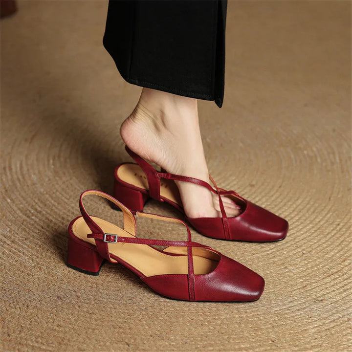 Eleganter Damen Pumps mit Riemchen und stabilem Blockabsatz für stilvolle Auftritte.
