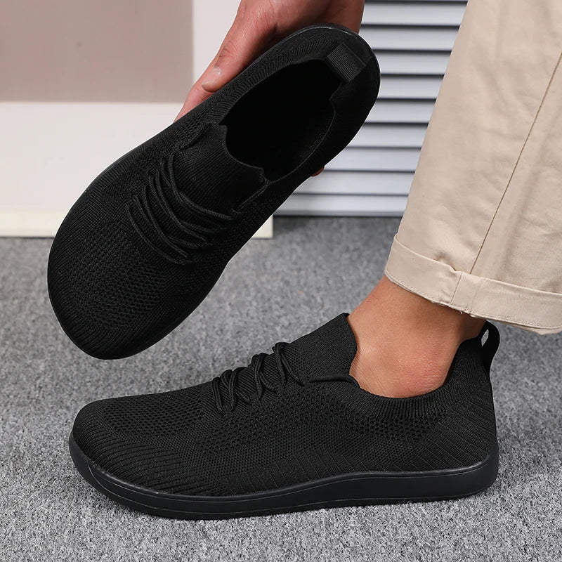 Seitansicht Herren Komfort-Sneaker, zeigt die weite Zehenbox und atmungsaktives Material.