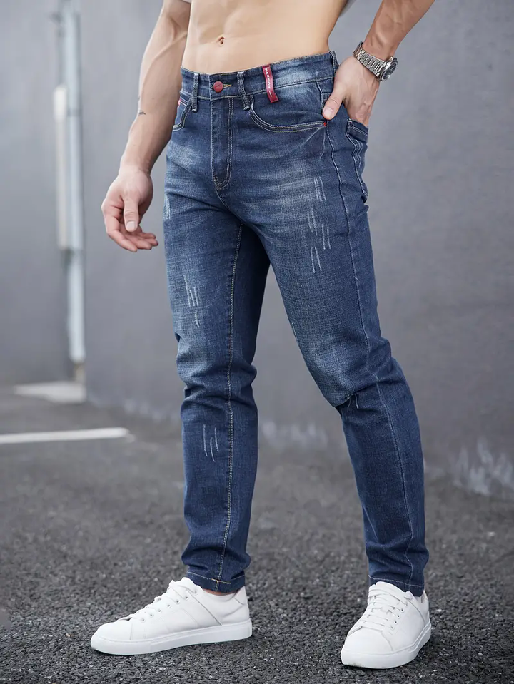 Bequeme Herren Tapered Jeans für Männer, schmaler Schnitt. Hoher Tragekomfort & modernes Design.