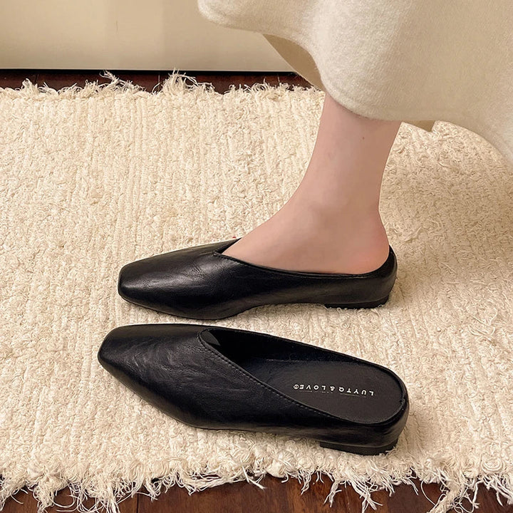Zeitlose Damen Slip-On Slipper mit niedrigem Schnitt & stützender Sohle. Elegante Flachschuhe für jede Dame.