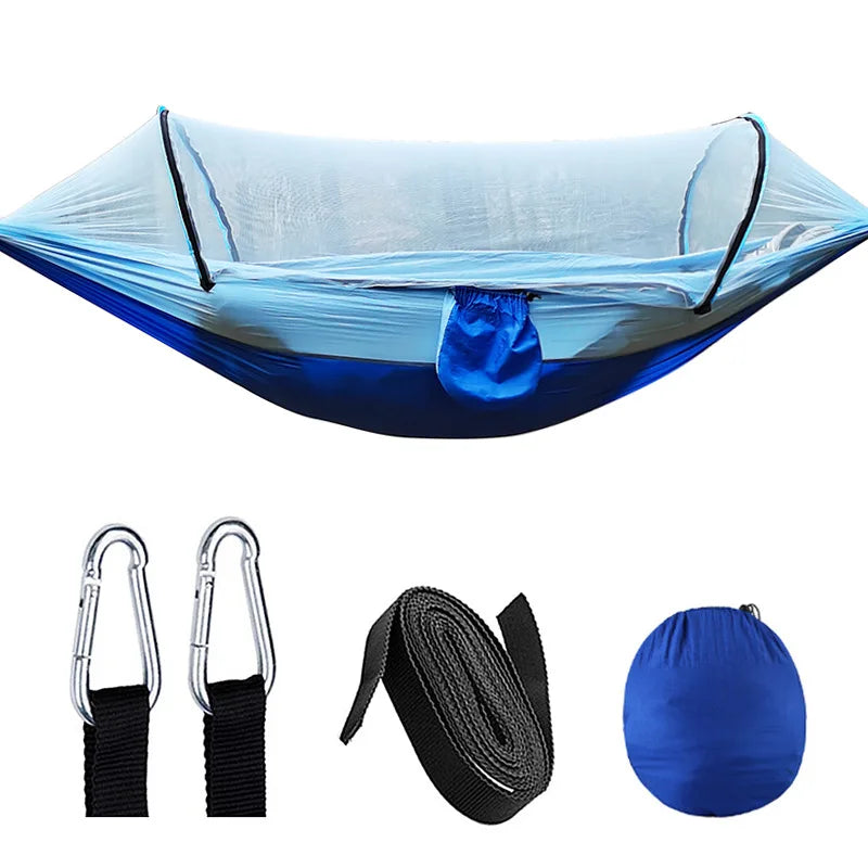 Kompakte Outdoor-Hängematte mit integriertem Moskitonetz für entspannte Stunden beim Camping und auf Reisen.