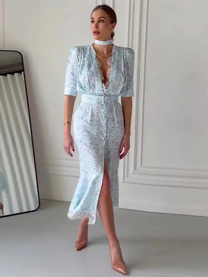 Feminines Damen Kleid, Blumenmuster, V-Ausschnitt, Flatterärmel & Plissees; perfekt für den Sommer.