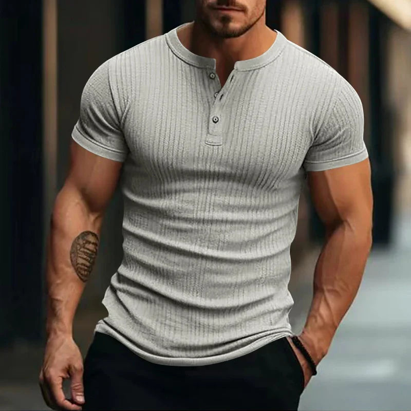 Elegantes Herren Kurzarm T-Shirt im Henley-Stil mit Strukturmuster. Perfekte Herrenbekleidung für Freizeit.