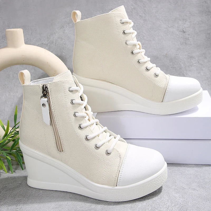 Vielseitiger Damen Keil-Sneaker in Beige, leicht kombinierbar für verschiedene Outfits.