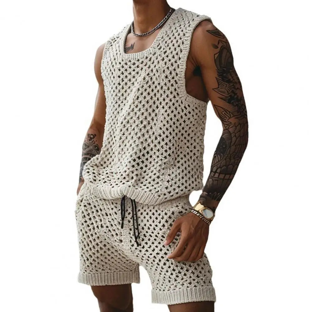 Herren Strick Zweiteiler: Ärmelloses Tanktop & Shorts mit Lochmuster für Sommer-Freizeit.