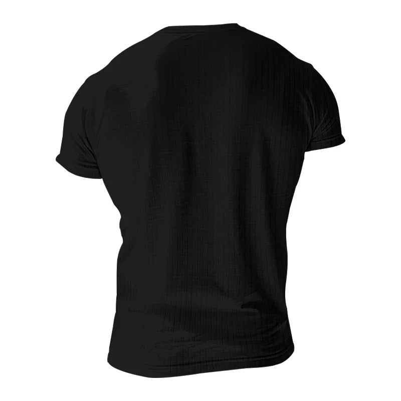 Modisches Herren Henley Shirt, kurzärmlig, mit Knopfleiste und Struktur. Perfekt für lässigen Sommer-Look.