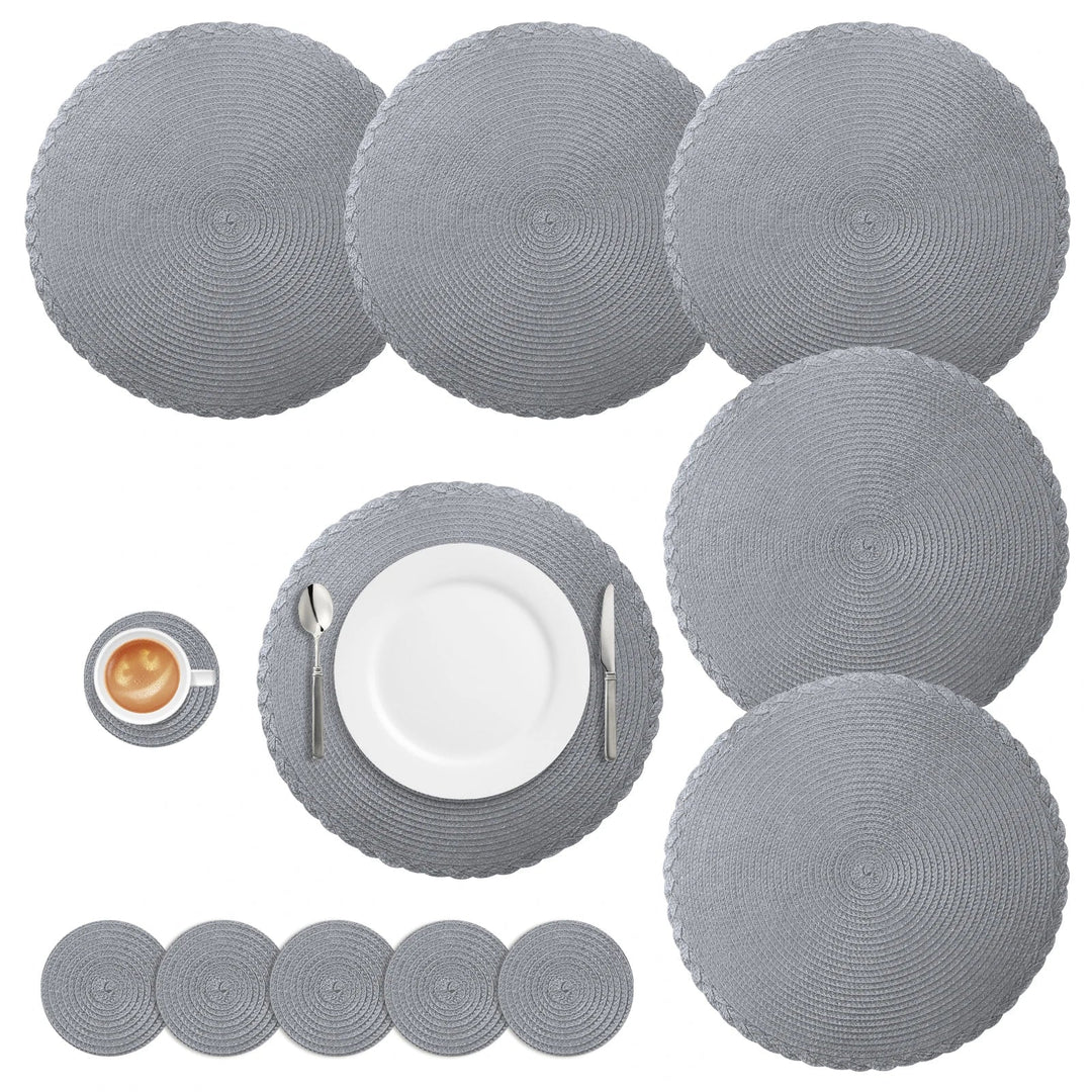 Stilvolle runde Tischsets aus geflochtenem Polyester-Baumwolle. Perfekte Esstisch-Accessoires modern.