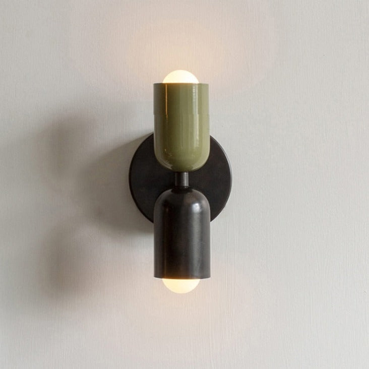 Stylische Innenbeleuchtung: Wandleuchte aus Metall mit farbigem Glasschirm, LED-kompatibel.