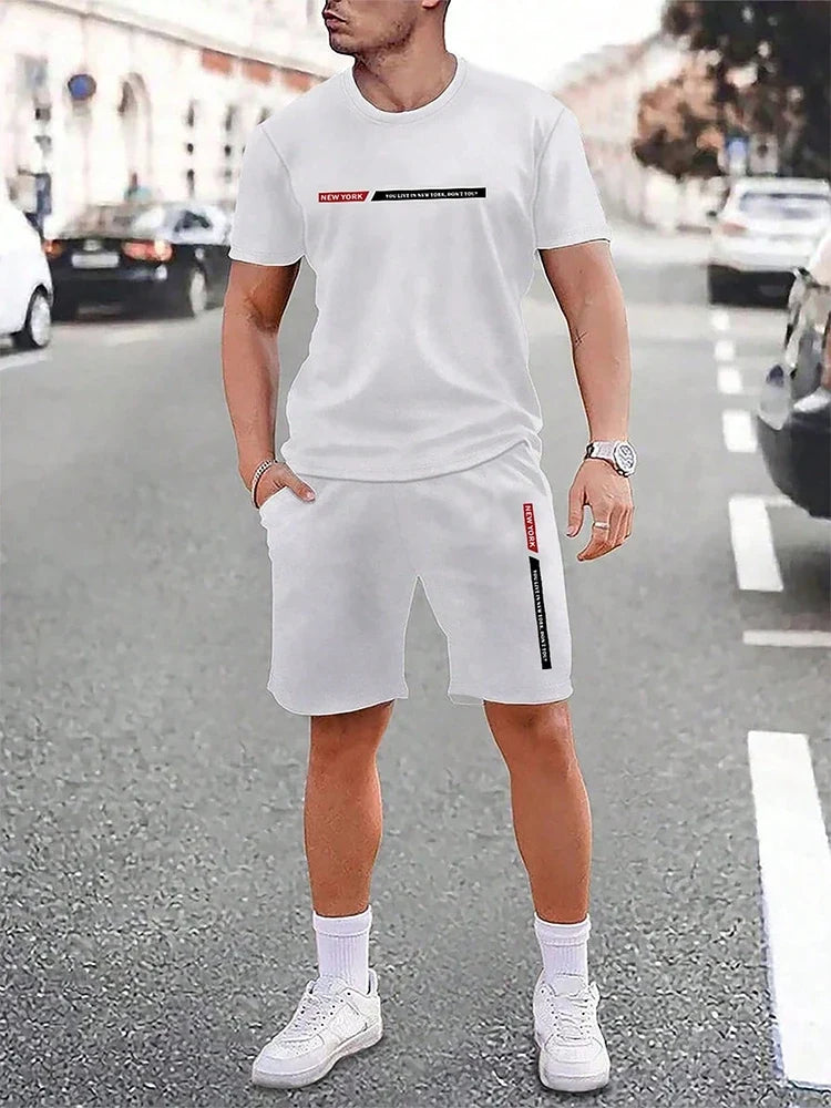 Nahaufnahme Herren Kurzarm T-Shirt mit Rundhals-Ausschnitt. Bequemer Teil des Sommer-Sets für Freizeit & Urlaub.