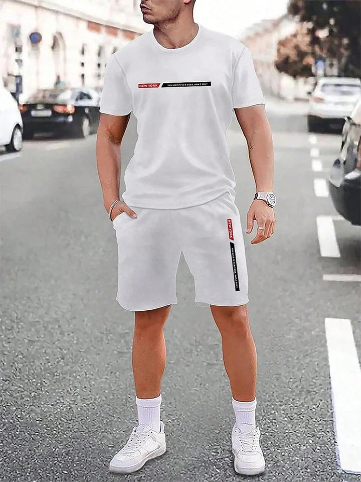 Nahaufnahme Herren Kurzarm T-Shirt mit Rundhals-Ausschnitt. Bequemer Teil des Sommer-Sets für Freizeit & Urlaub.