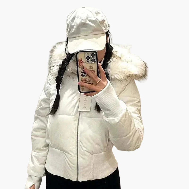 Freizeit-Steppjacke für Damen, tailliert geschnitten, mit luxuriösem Kunstfellkragen und Seitentaschen.