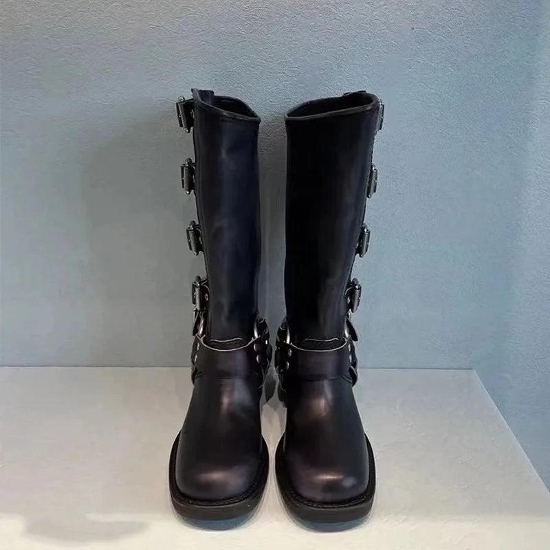 Braune Damen Kniehohe Stiefel im Western-Stil mit praktischen Schnallen und bequemem niedrigem Absatz.