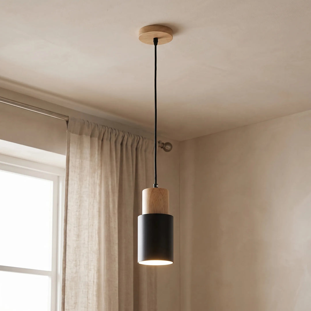 Moderne Hängelampe aus natürlichem Holz und elegantem Metall, ideal für skandinavische Interieurs.