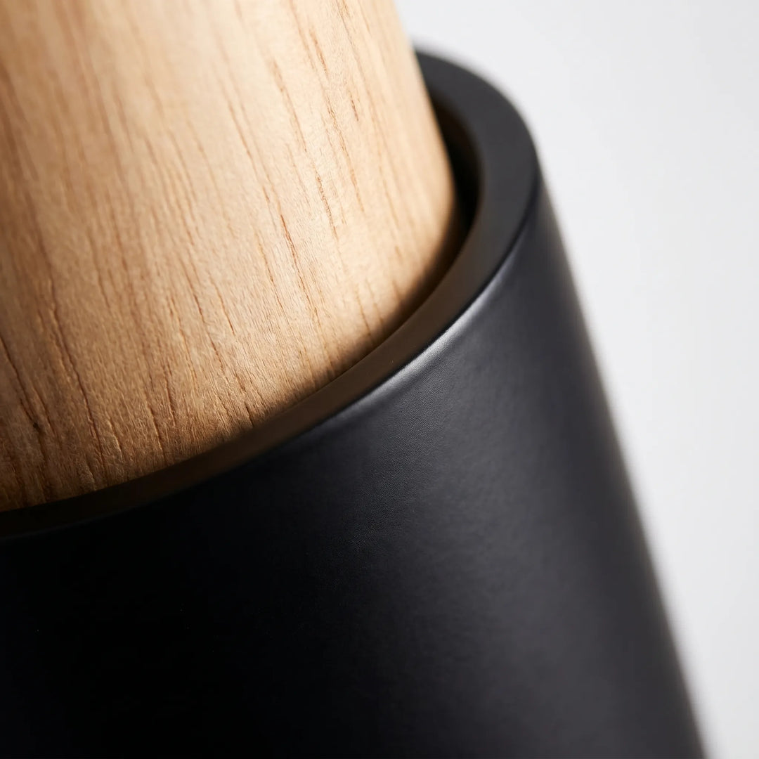 Minimalistische zylindrische Skandi-Pendelleuchte aus Holz & Metall, perfekte Innenbeleuchtung.
