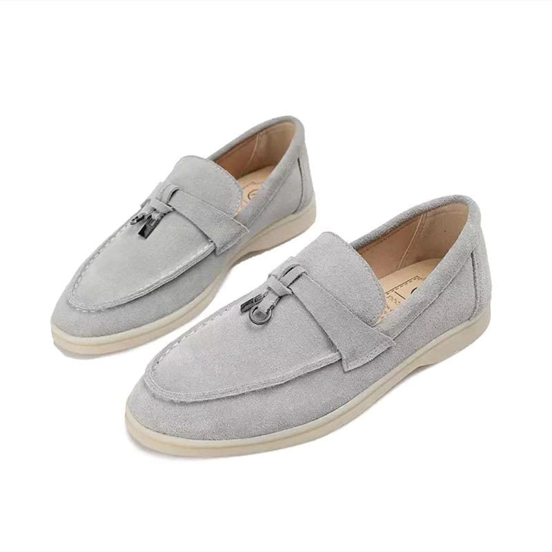Stylische Damen Mokassins mit glänzendem Schlossdetail. Bequeme Flachschuhe für Büro und Freizeit, vielseitig.