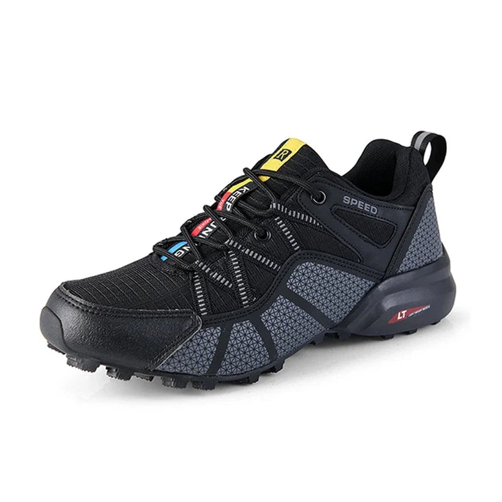 Paar rutschfeste Herren-Wanderschuhe für Outdoor. Komfortable Trekkingschuhe mit sicherer Griffigkeit.