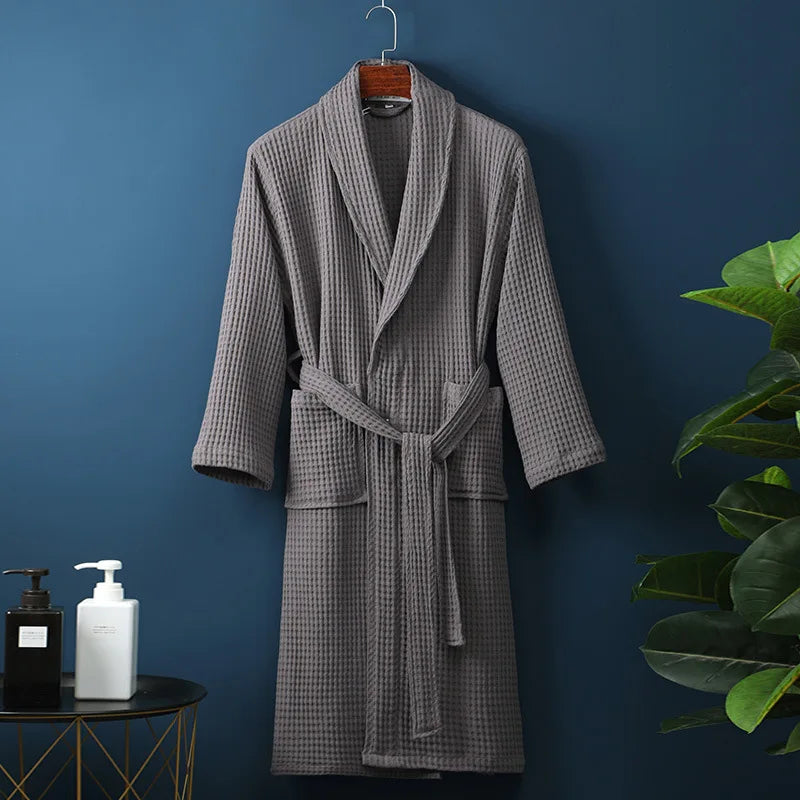 Entspannender Unisex Morgenmantel aus reiner Baumwolle. Gemütliche Hausbekleidung für alle Gelegenheiten.