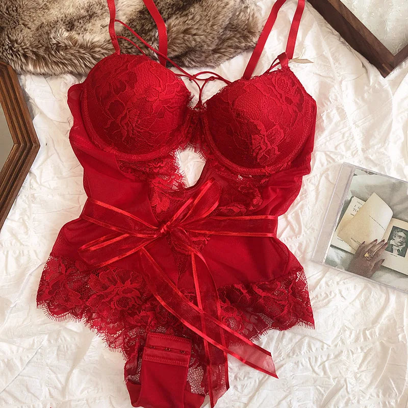 Damen Body Dessous mit Spitze, transparentem Stoff & gewagten Cut-Outs. Verführerische Lingerie & Reizwäsche.
